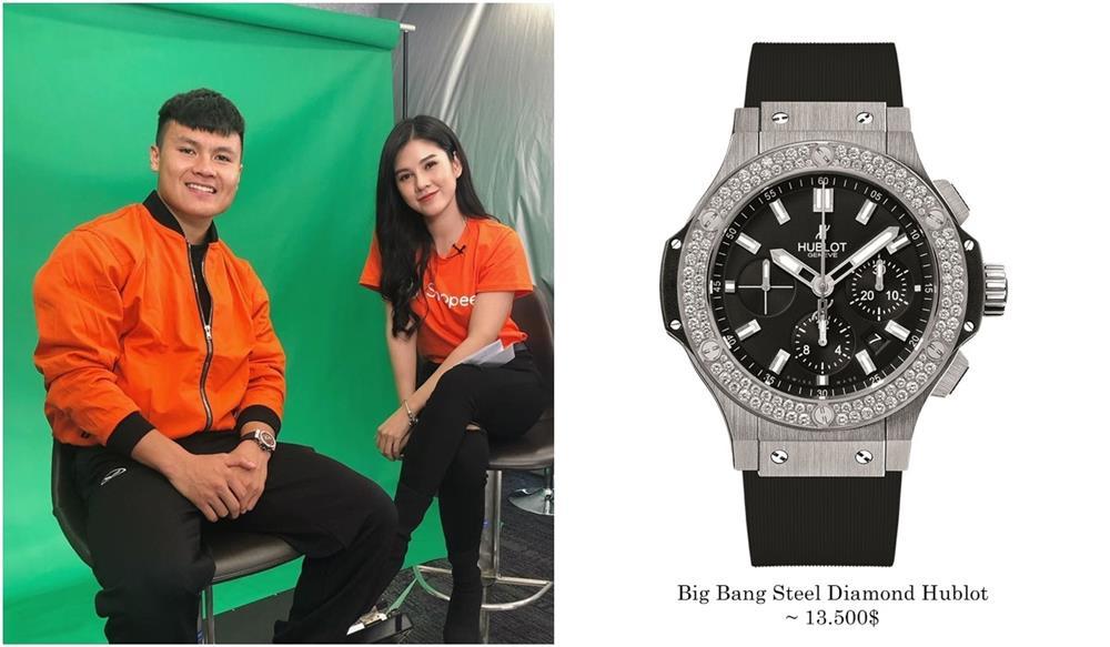 Cận cảnh chiếc đồng hồ Hublot đính kim cương cực kỳ đắt đỏ. Chỉ với món hàng hiệu này, phong cách thời trang của Quang Hải đã sang chảnh hơn bội phần.