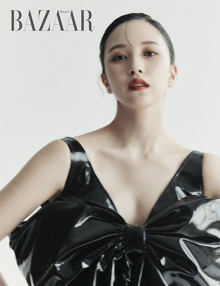 Mina TWICE trong lần đầu xuất hiện trên tạp chí Harper's Bazaar Hàn Quốc số tháng 7. Cô nàng xinh đẹp như một thiên nga đen.