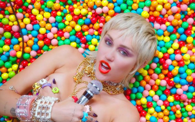 'Cô nàng lắm chiêu' Miley Cyrus thì đeo 10 ngòn tay 10 cái nhẫn để tăng thêm phần nổi bật cho một cảnh quay trong MV của mình.