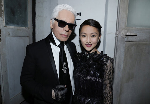 Kể từ năm 2009, Châu Tấn đã trở thành người bạn thân của Chanel. 'Ông trùm' Karl Lagerfeld luôn dành cho Hoa Đán một sự ủng hộ tuyệt đối trong cả thời trang và điện ảnh.