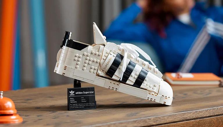 Mẫu giày Adidas Superstar được làm bằng Lego 