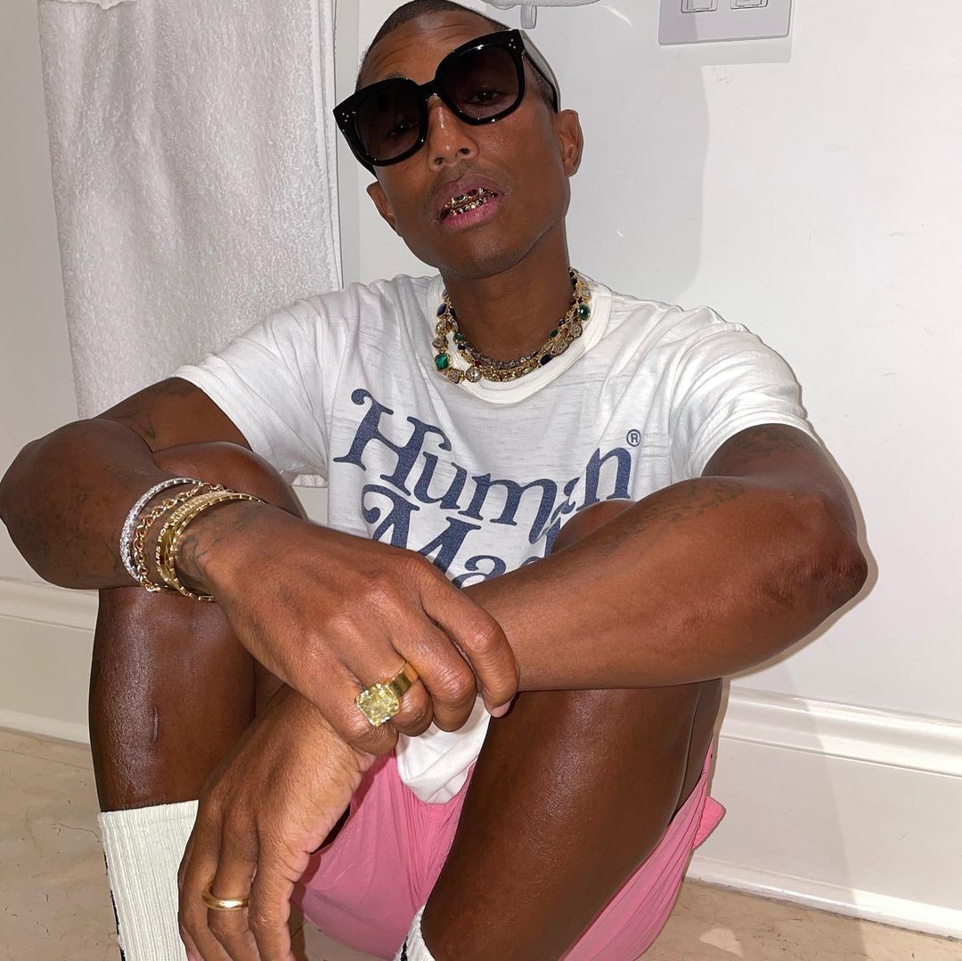 Pharrell Williams không chỉ có sức ảnh hưởng lớn trong âm nhạc mà còn là một người rất có tiếng nói trong làng thời trang. Anh là bạn thân của nhiều nhãn hàng cao cấp, sáng lập 3 thương hiệu thời trang và chăm sóc da.