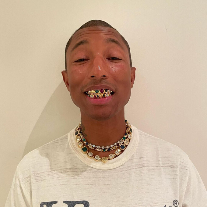Pharrell Williams đeo trang sức cho răng có giá 100 nghìn USD. Bộ grillz này được làm bằng vàng, kim cương và đá quý tạo hình theo bông hoa hồng. Thiết kế mất tới 2 tháng để hoàn thành và chỉnh sửa.