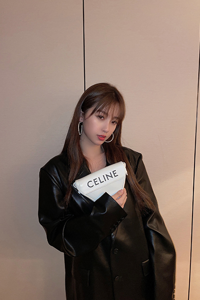 Rất nhanh chóng chiếc túi tam giác của Celine được lòng những ngôi sao, người có sức ảnh hưởng và giới trẻ toàn châu Á.