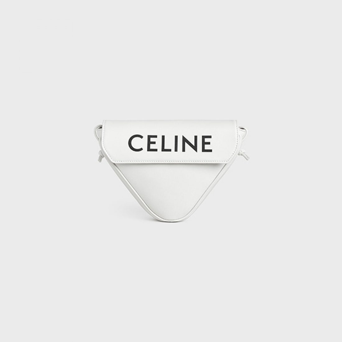 Chiếc túi tam giác nhỏ xinh của nhà Celine hứa hẹn làm mưa làm gió vào mùa hè 2021.