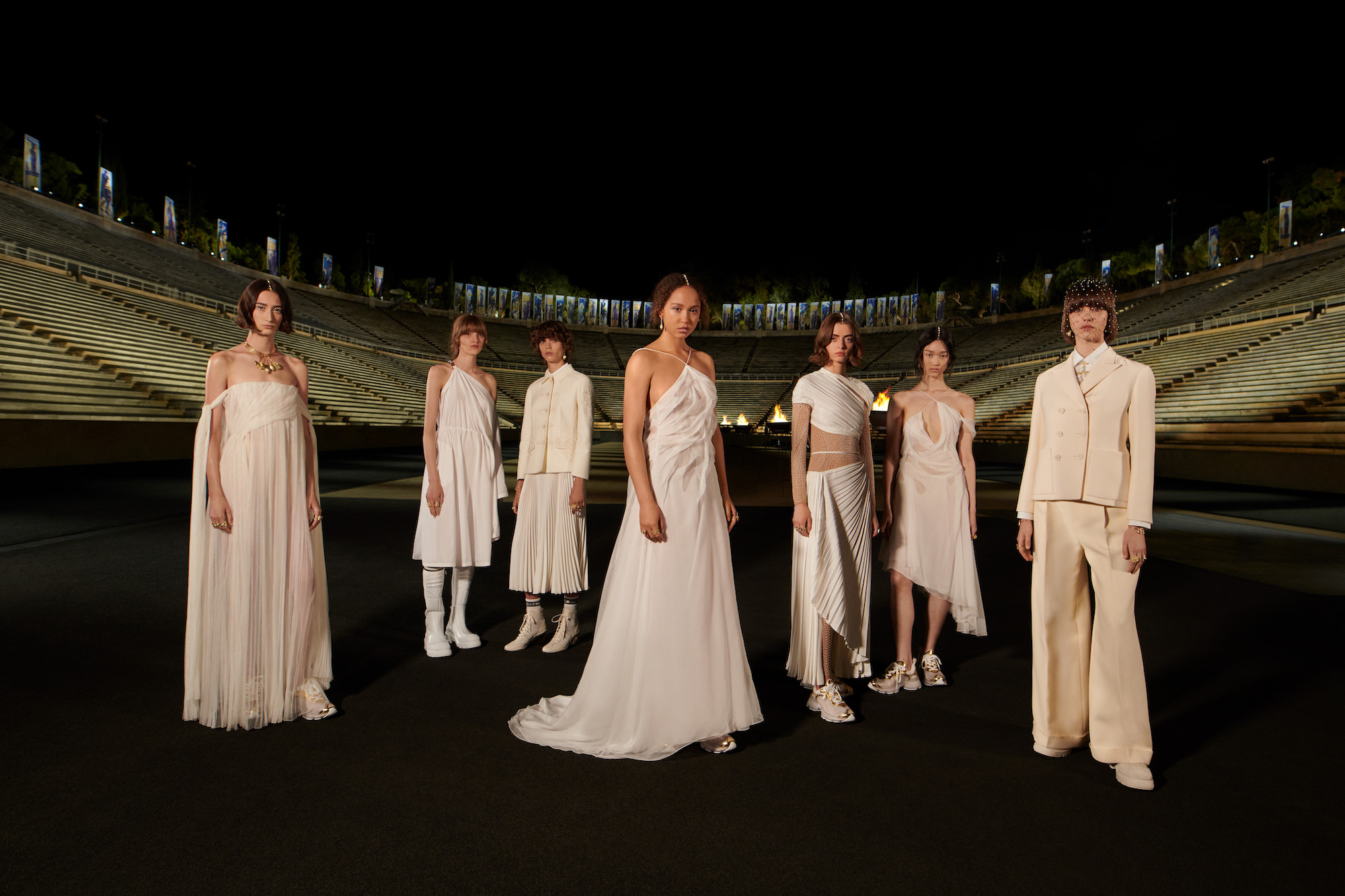 Dior Cruise 2022: Khi những nữ thần Hy Lạp hạ phàm
