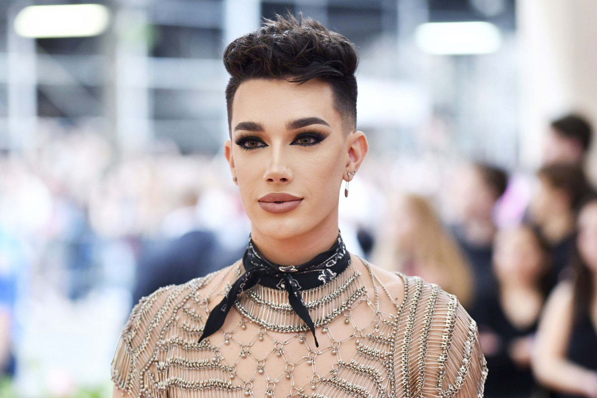 James Charles là đại sứ nam đầu tiên của mỹ phẩm CoverGirl.