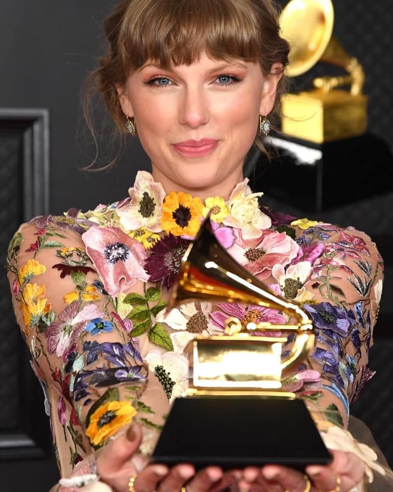 Chiếc váy hoa của Taylor Swift được đánh giá là chiếc váy đẹp nhất Grammy 2021.