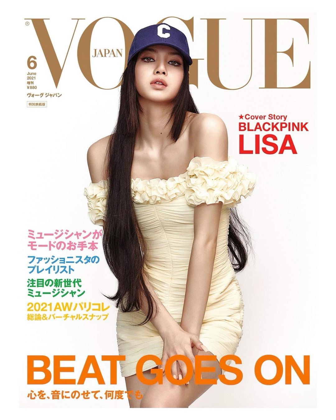 Lisa khoe khéo vòng 1 trong chiếc váy trễ vai bó sát của nhà mốt Celine trên bìa tạp chí Vogue Nhật Bản.