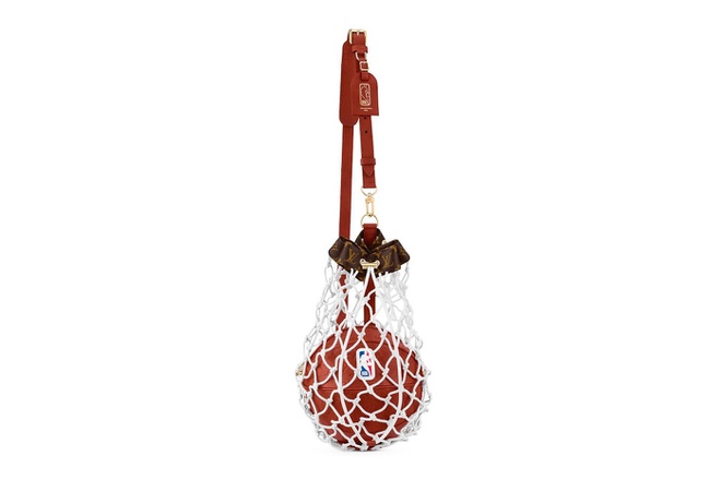Chiếc túi có thêm một bao lưới ở ngoài để đúng chuẩn bóng rổ chuyên nghiệp.