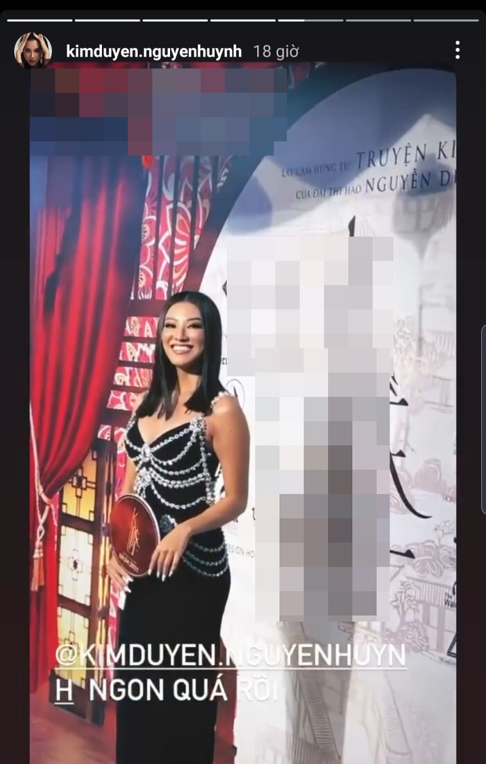 Kim Duyên xuất hiện trong một buổi họp báo ra mắt phim với một chiếc váy đầy nữ tính khoe thân hình bốc lửa.