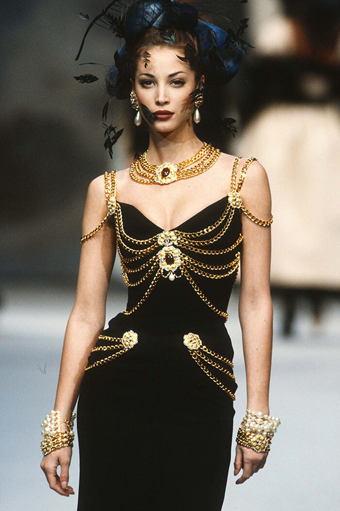 Tuy nhiên, người đẹp nhanh chóng bị khui ra là mặc váy nhái của BST Haute Couture 1992 từ Chanel. Đây là thiết kế của 'ông hoàng tóc bạc' Karl Lagerfeld.