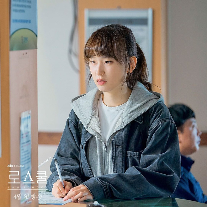 6 năm sau, Ryu Hye Young tái xuất màn ảnh trong tác phẩm Law School, ngoại hình của cô nàng lần này cũng không khác mấy so với nhân vật Bora.