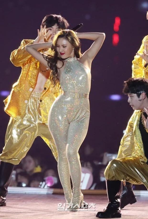Bộ body suit lấp lánh bó chặt trên sân khấu Golden Disc Awards khiến mọi người phải đổ dồn sự chú ý vào nữ rapper nhóm nhạc Mamamoo