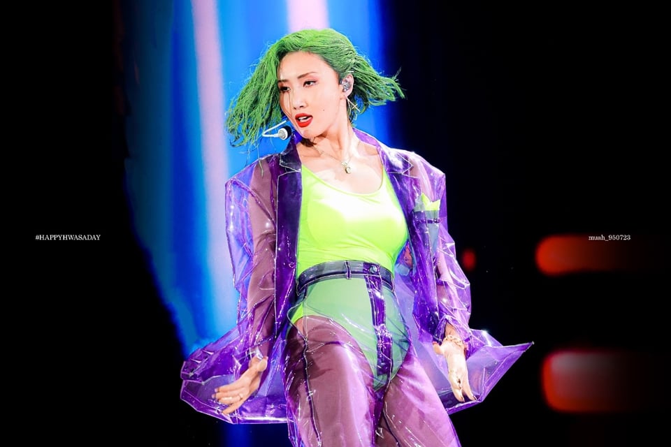 Bộ bodysuit xanh phối cùng quần plastic và áo trong suốt màu tím của Hwasa được lấy cảm hứng từ trang phục của 'hoàng tử tội phạm' Joker.