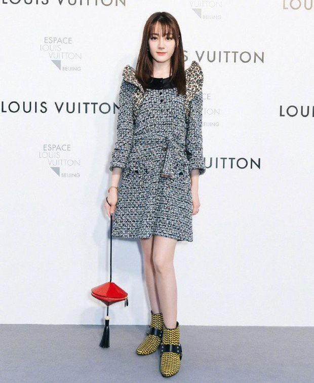 Chiếc túi đèn lồng của Louis Vuitton không xấu nhưng nó chẳng hề đi đôi với trang phục của Địch Lệ Nhiệt Ba.