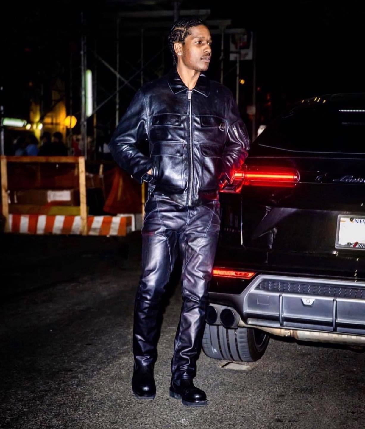 A$AP Rocky thì bảnh bao trong bộ đồ da của Alyx, chân đi giày Rich Owens.