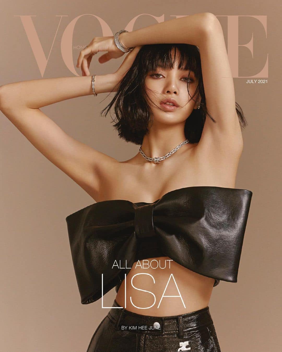 Mới đây, Lisa đã trở thành gương mặt trang bìa số tháng 7 của Vogue Hồng Kông. Dân tình chẳng khỏi xịt máu mũi với hình ảnh người đẹp diện chiếc croptop khoe vòng 1 và vòng 2 hấp dẫn.