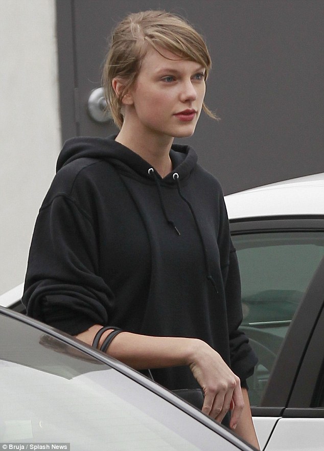 Có gọi Taylor Swift là rắn chúa đi nữa thì cô nàng vẫn cứ xinh đẹp. Ai tin được rằng nhan sắc này đã bước sang tuổi 30. Uống nhiều nước là bí quyết để giữ được làn da bóng mịn của Taylor.