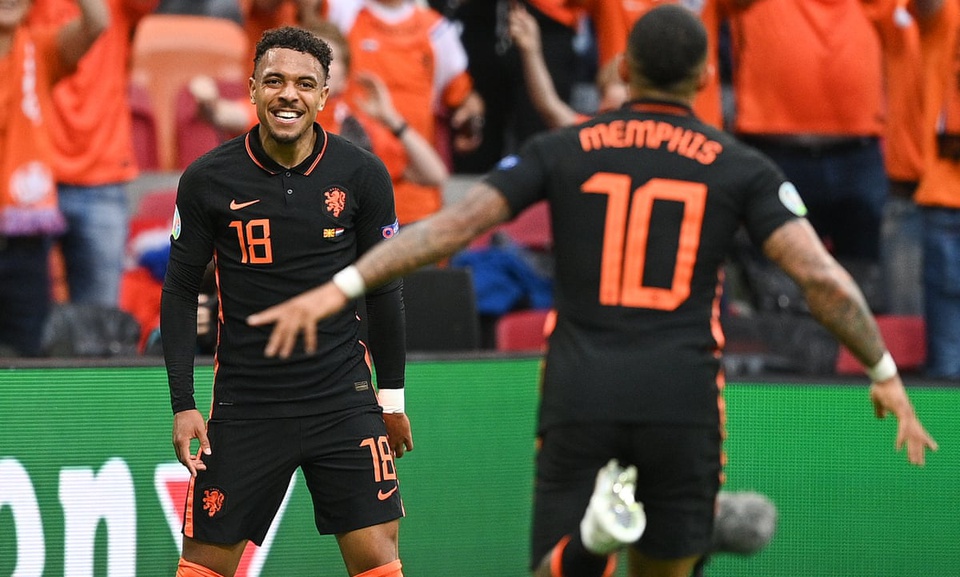 Trên sân khách, đội tuyển Hà Lan lại chọn cho mình một chiếc áo polo đen với chữ màu cam.