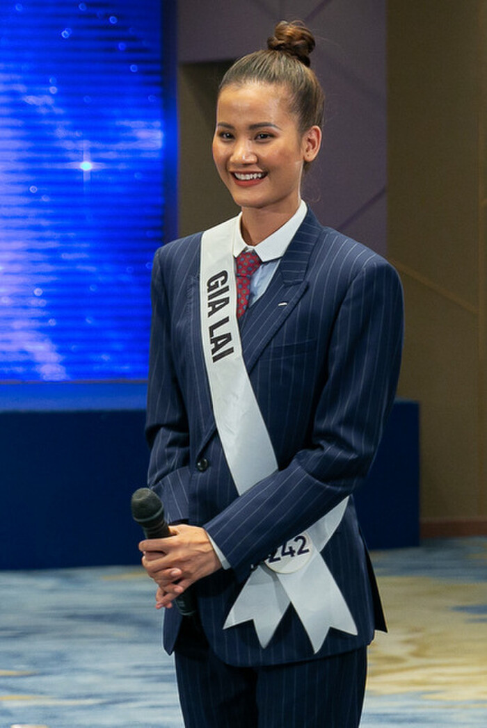 Hương Ly bị người mẫu Thanh Hằng và NTK Công Trí chỉ trích khi xuất hiện tại vòng hồ sơ Hoa hậu hoàn vũ Việt Nam 2019 với một bộ suit rộng thùng thình.