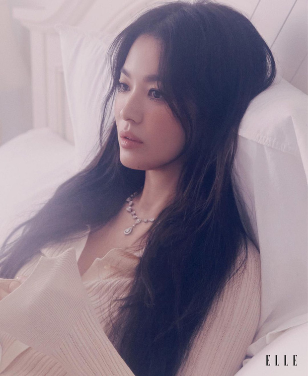 Song Hye Kyo diện trang sức đến từ thương hiệu kim hoàn Chaumet. Nhãn hàng mà nữ diễn viên đang giữ vị trí đại sứ thương hiệu.