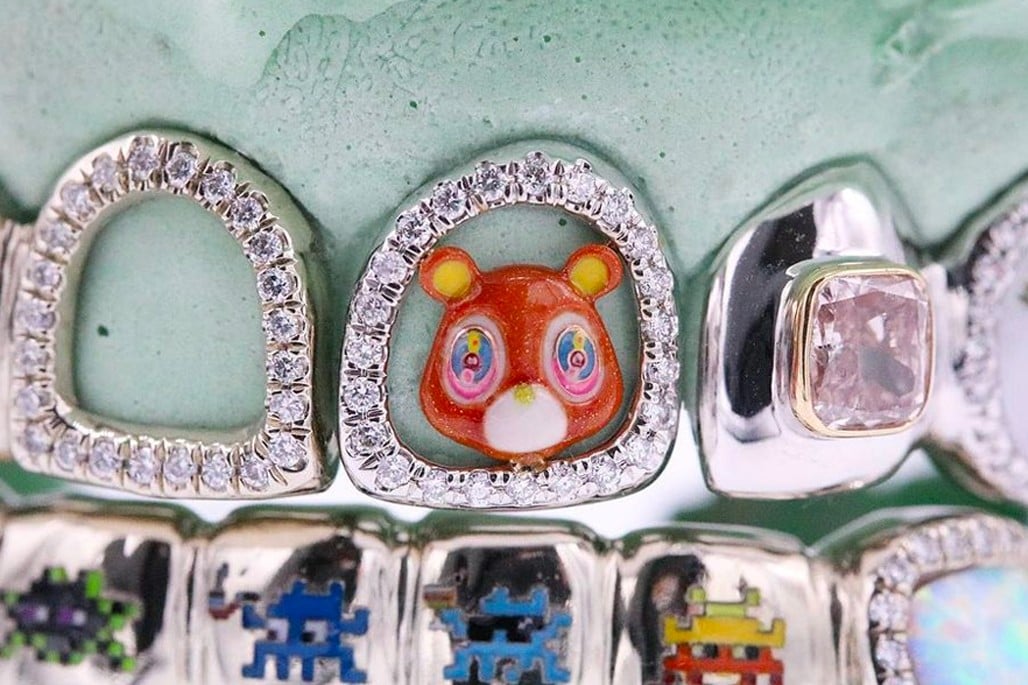 BST làm bằng kim cương, đá Opal được cắt gọt theo những hình thù lạ mắt. Những chi tiết trên bộ grill được làm vô cùng tinh xảo.