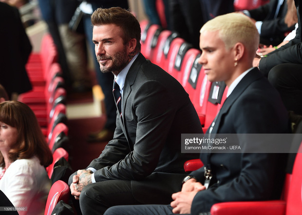 David Beckham chọn một bộ suit đen xám chỉn chu. Cựu danh thủ tô điểm cho mình bằng chiếc cà vật màu xanh navy, kẻ đỏ trắng tượng trưng cho quốc kì Liên hiệp vương quốc Anh.
