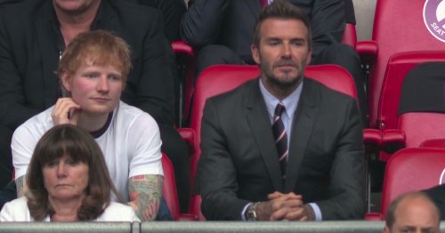 Nam ca sĩ nổi tiếng Ed Sheeran trông như một fanboy bẽn lẽn khi lần đầu tiên được ngồi cạnh thần tượng.