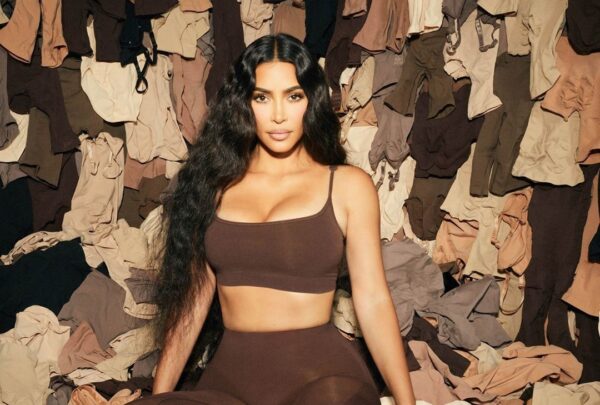 Kim Kardashian mời VĐV khuyết tật làm người mẫu