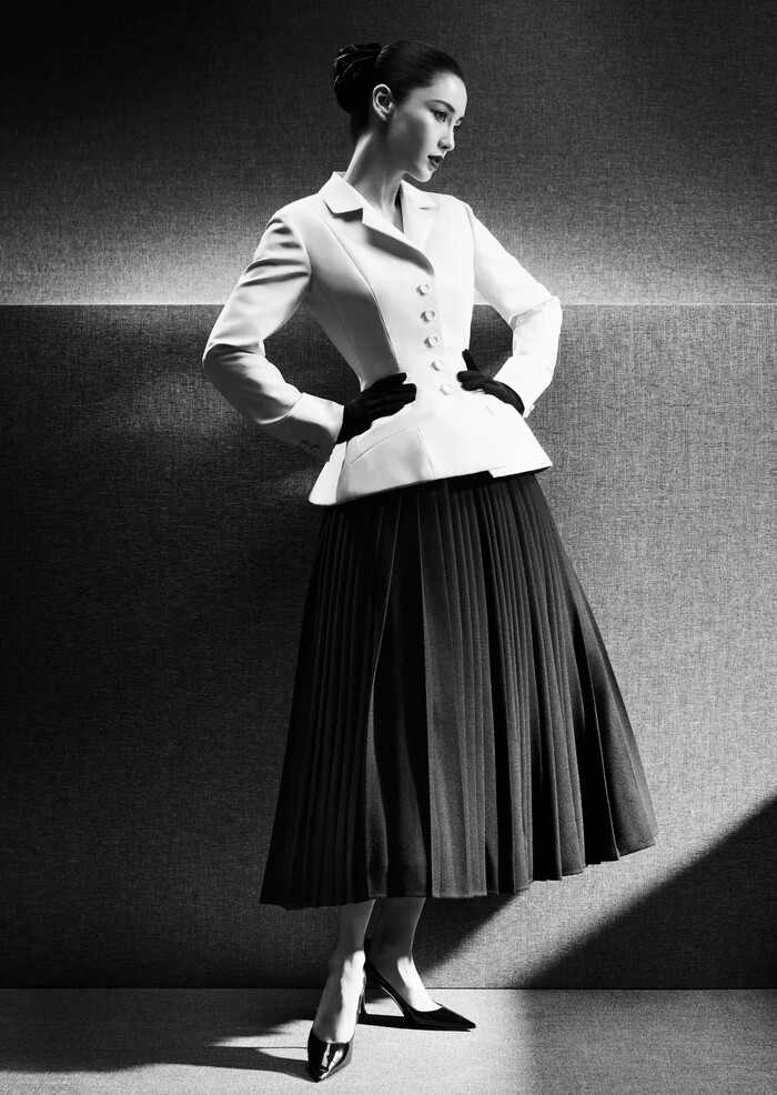 Nhắc tới Dior là nhắc tới bộ trang phục 'New Look' huyền thoại. Bộ trang phục được ra đời vào năm 1947 sau thời kỳ chiến tranh thế giới thứ II.
