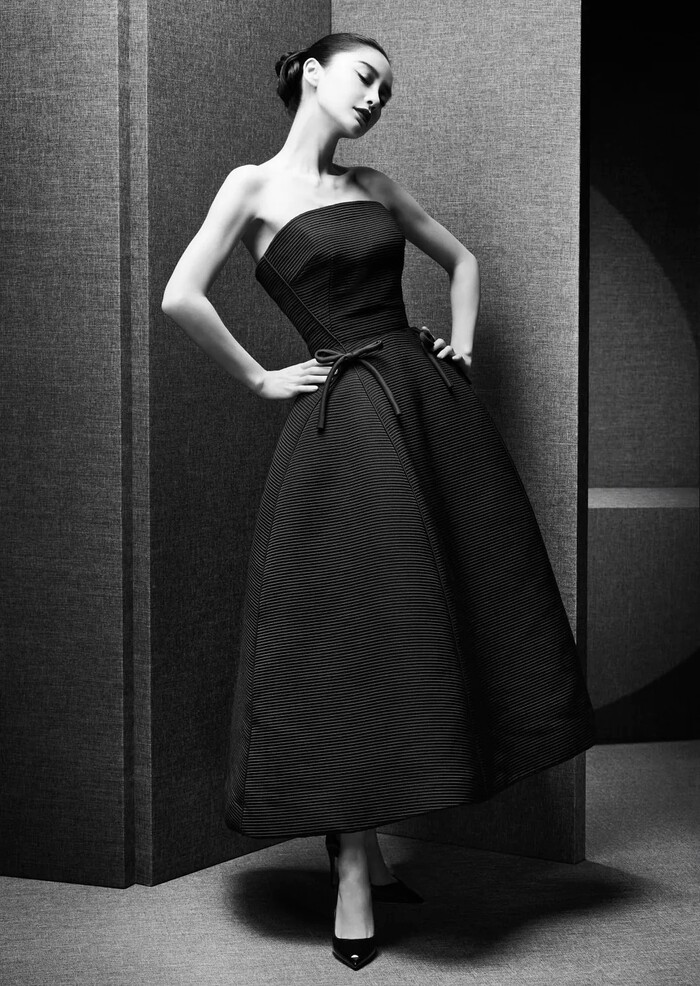 Angelababy đang khoe sắc trong chiếc váy dạ hội nằm trong BST 1952 của hãng. Những đường cắt may hoàn hảo ôm trọn lấy từng đường cong của người mặc là minh chứng rõ ràng nhất cho đẳng cấp của Dior.