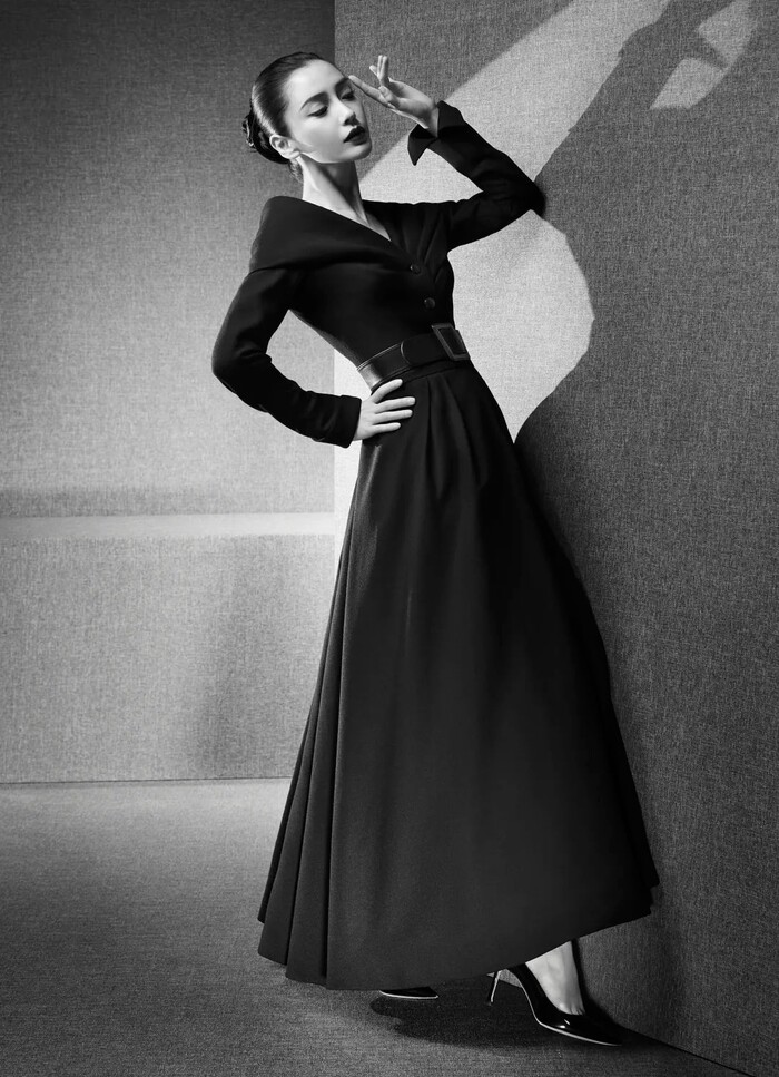 Angelababy nối tiếp bộ ảnh với chiếc váy nằm trong BST Haute Couture 1948. Chiếc váy có phần lá cổ được tạo hình như những cánh bướm.
