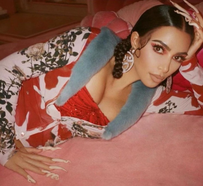 Kim Kardashian thường xuyên bị 'ném đá' vì ăn mặc quá hở hang không đúng hoàn cảnh.