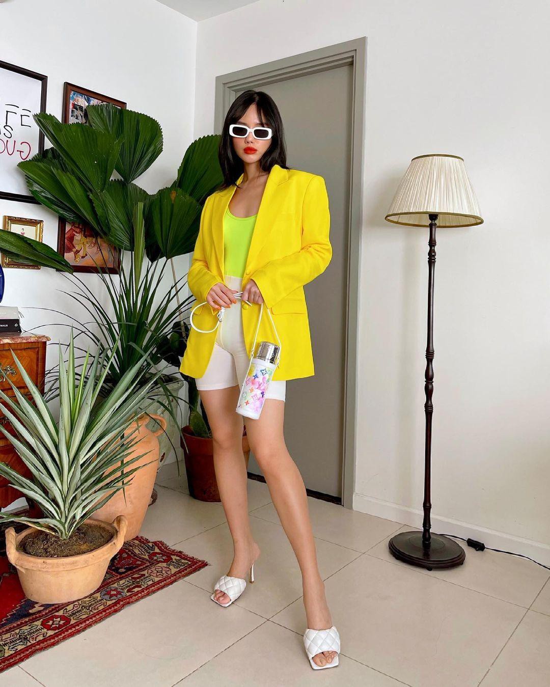 'Màu vàng là nàng công chúa', Khánh Linh hô biến một bộ đồ tập thành một set đồ dạo phố sành điệu chỉ bằng việc khóac thêm chiếc blazer.