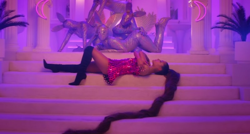 Ariana Grande từng có phân cảnh khoe mái tóc dài ấn tượng trong MV 7 Rings.