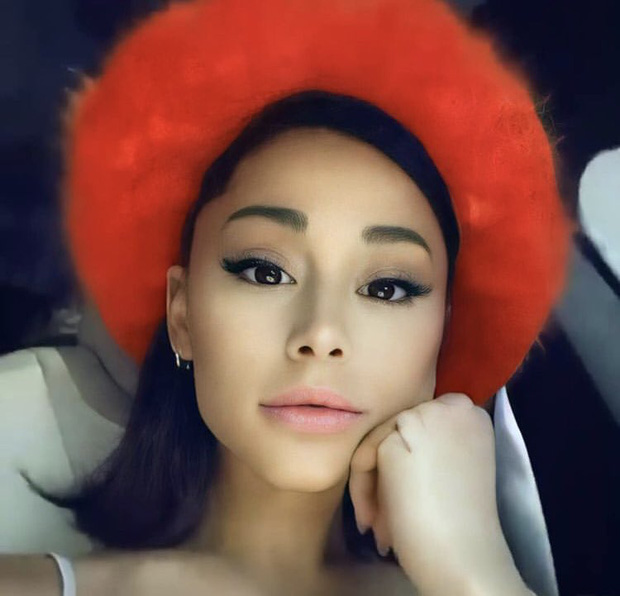 Sau cùng, vẫn có ngày Ariana Grande bỏ đi mái tóc làm nên thương hiệu của mình. Tuy nhiên, cô nàng đã xóa post Instagram chỉ sau vài phút khoe tóc mới.
