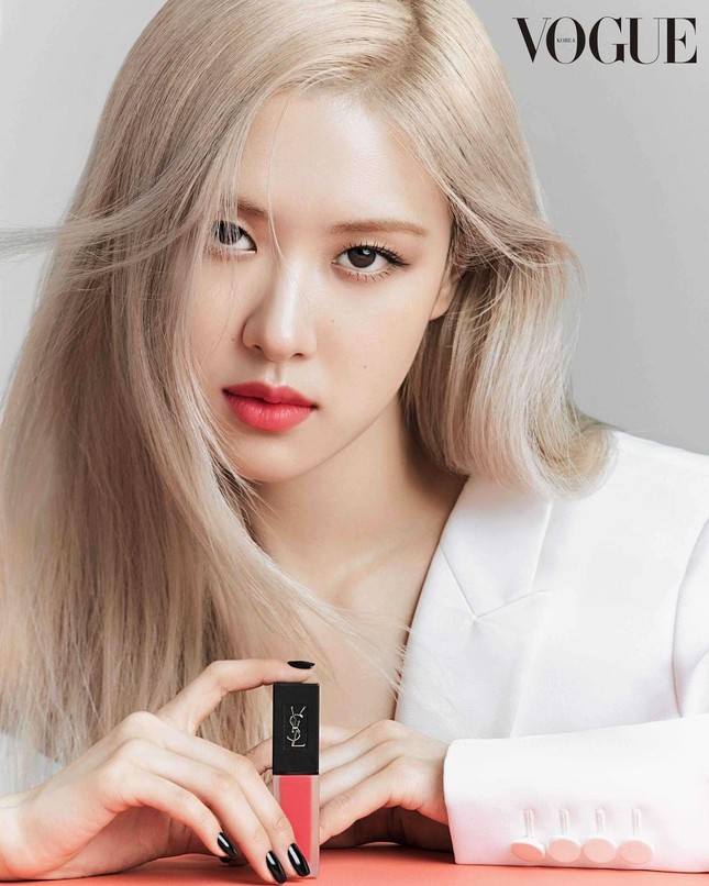 Rosé vẫn cực kỳ xinh đẹp trên ấn phẩm thời trang Vogue Hàn Quốc.