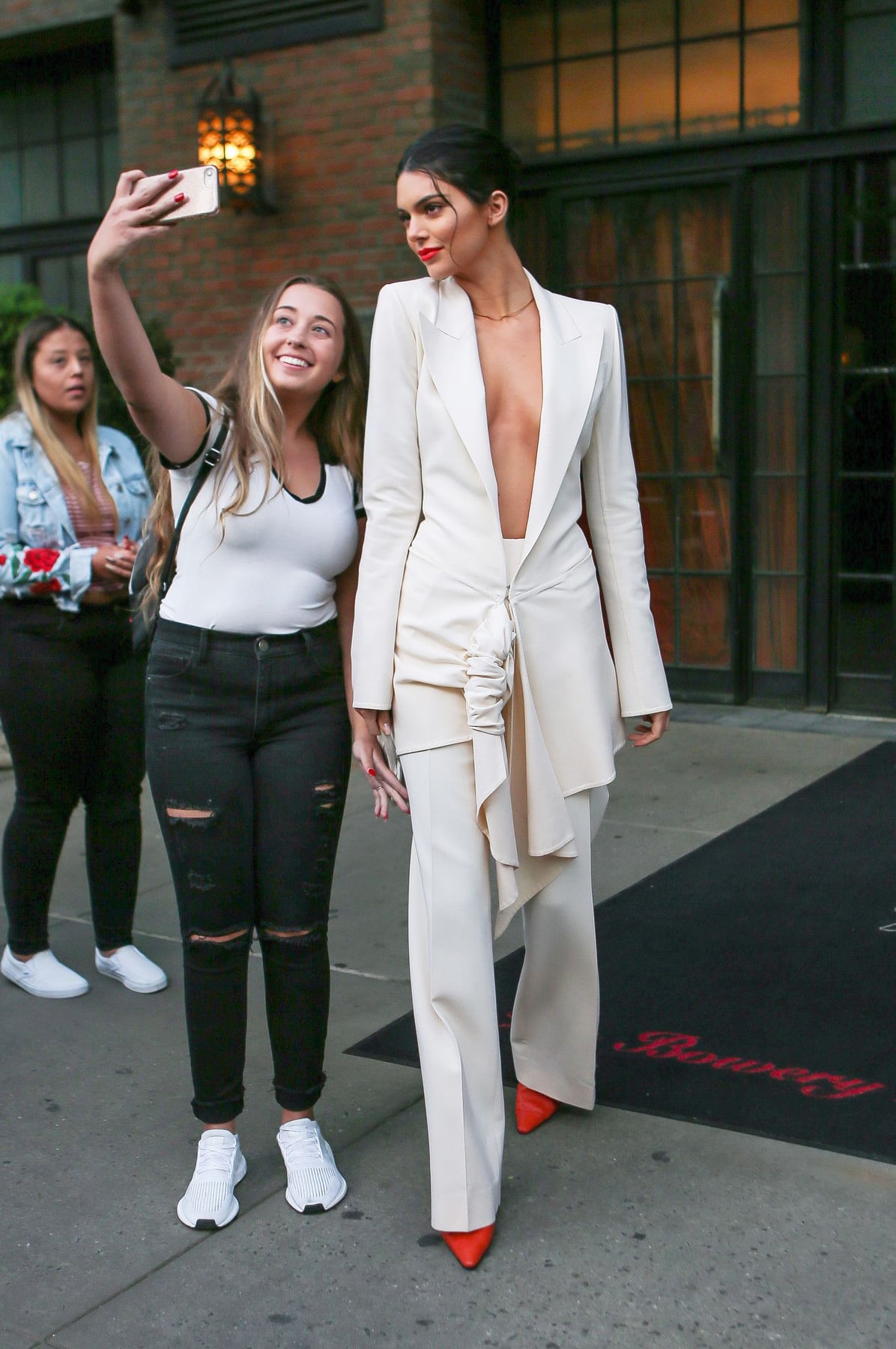Bộ suit sáng tạo, cá tính tạo nên hình ảnh doanh nhân thành đạt của Kendall. Nếu bạn ngại không thả rông như nữ người mẫu thì có thể mặc thêm một chiếc bralette bên trong.