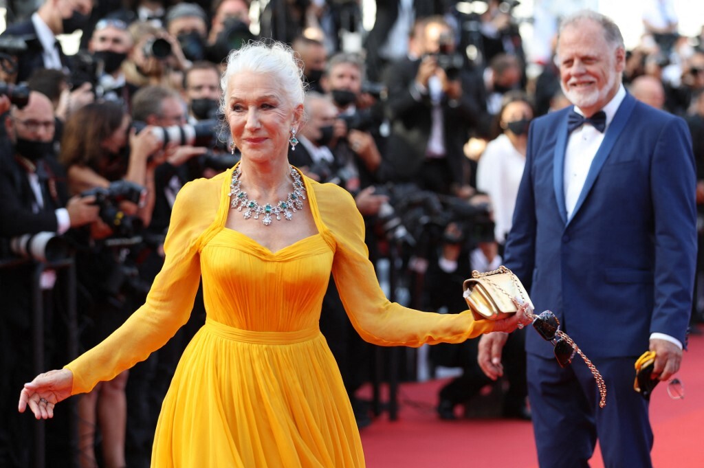 Chủ nhân của một tượng vàng Oscar, nữ diễn viên Helen Mirren tỏa sáng như ánh dương trong chiếc váy của Dolce & Gabbana.