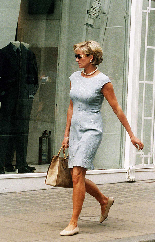 Công nương Diana đã từng yêu thích mẫu túi này của Gucci. Chiếc túi có phom lớn đủ để phụ nữ để hết cả thế giới.