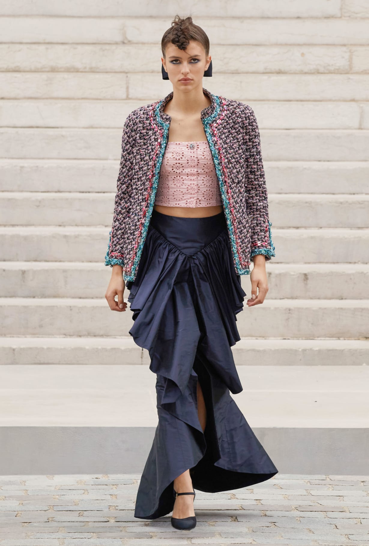 Chanel Haute Couture 2021: Sự tối giản của sàn diễn để tôn vinh trang phục  - Ảnh 12