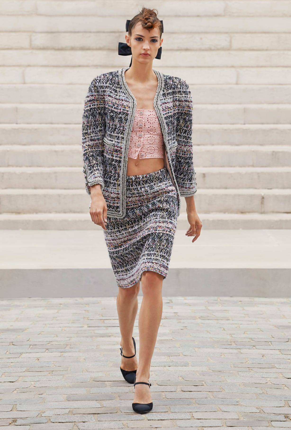 Chanel Haute Couture 2021: Sự tối giản của sàn diễn để tôn vinh trang phục  - Ảnh 11