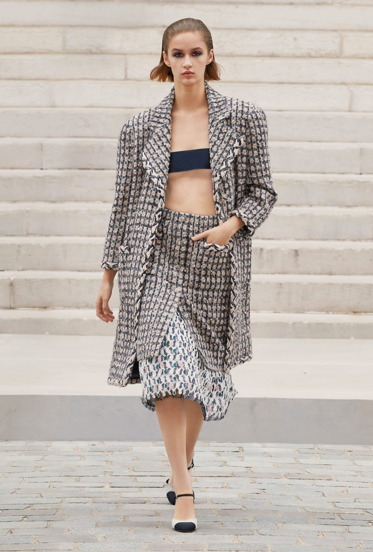Chanel Haute Couture 2021: Sự tối giản của sàn diễn để tôn vinh trang phục  - Ảnh 10