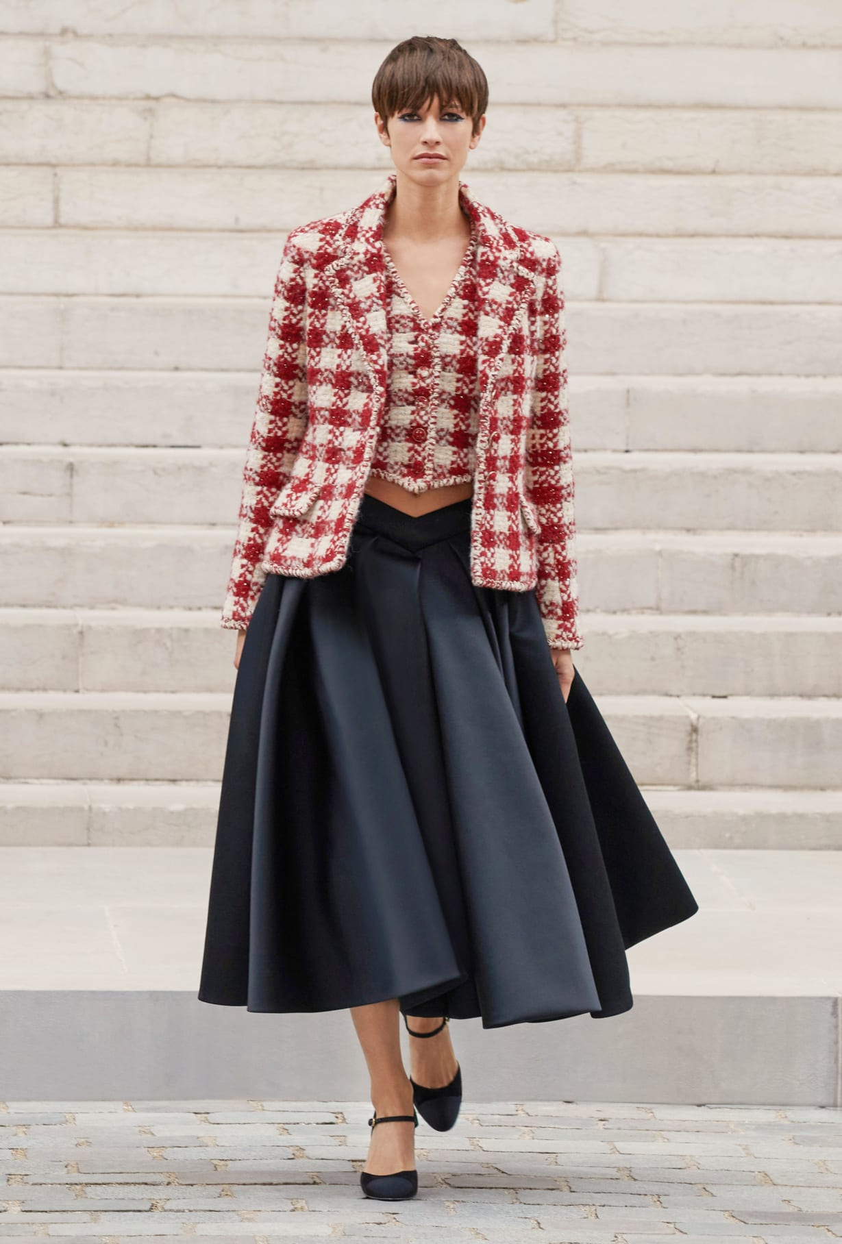Chanel Haute Couture 2021: Sự tối giản của sàn diễn để tôn vinh trang phục  - Ảnh 7