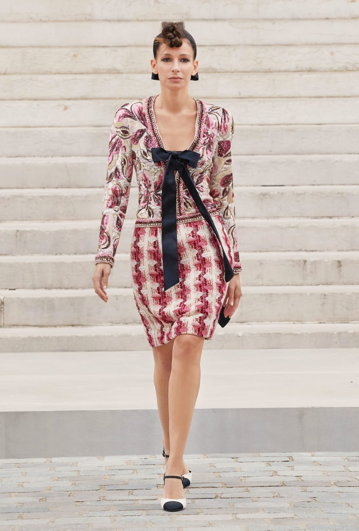 Chanel Haute Couture 2021: Sự tối giản của sàn diễn để tôn vinh trang phục  - Ảnh 6