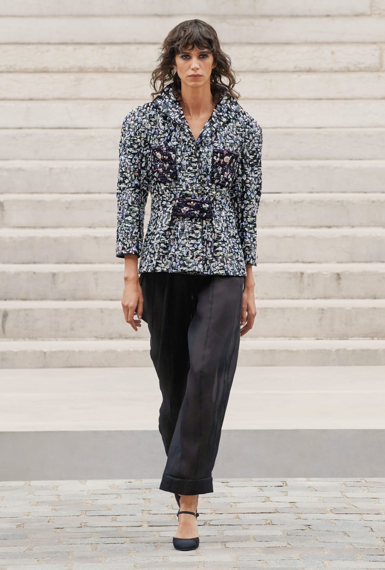 Chanel Haute Couture 2021: Sự tối giản của sàn diễn để tôn vinh trang phục  - Ảnh 16