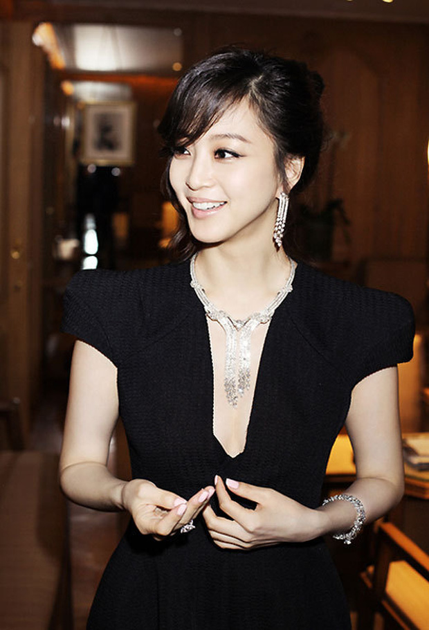 Bộ trang sức của Han Ye Seul có giá 4 tỷ won (khoảng 80 tỷ đồng).
