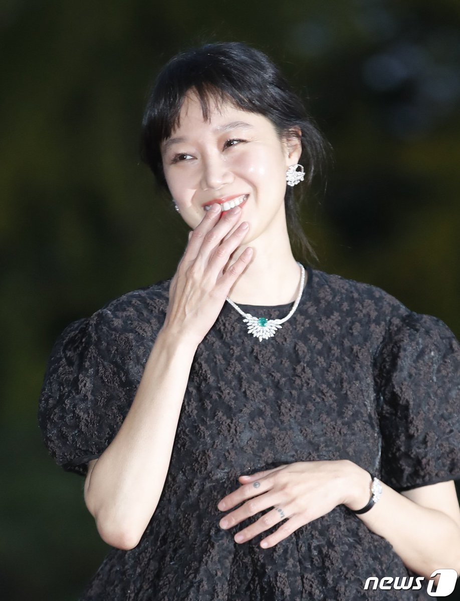Gong Hyo Jin tỏa sáng trong thiết kế trang sức cao cấp.