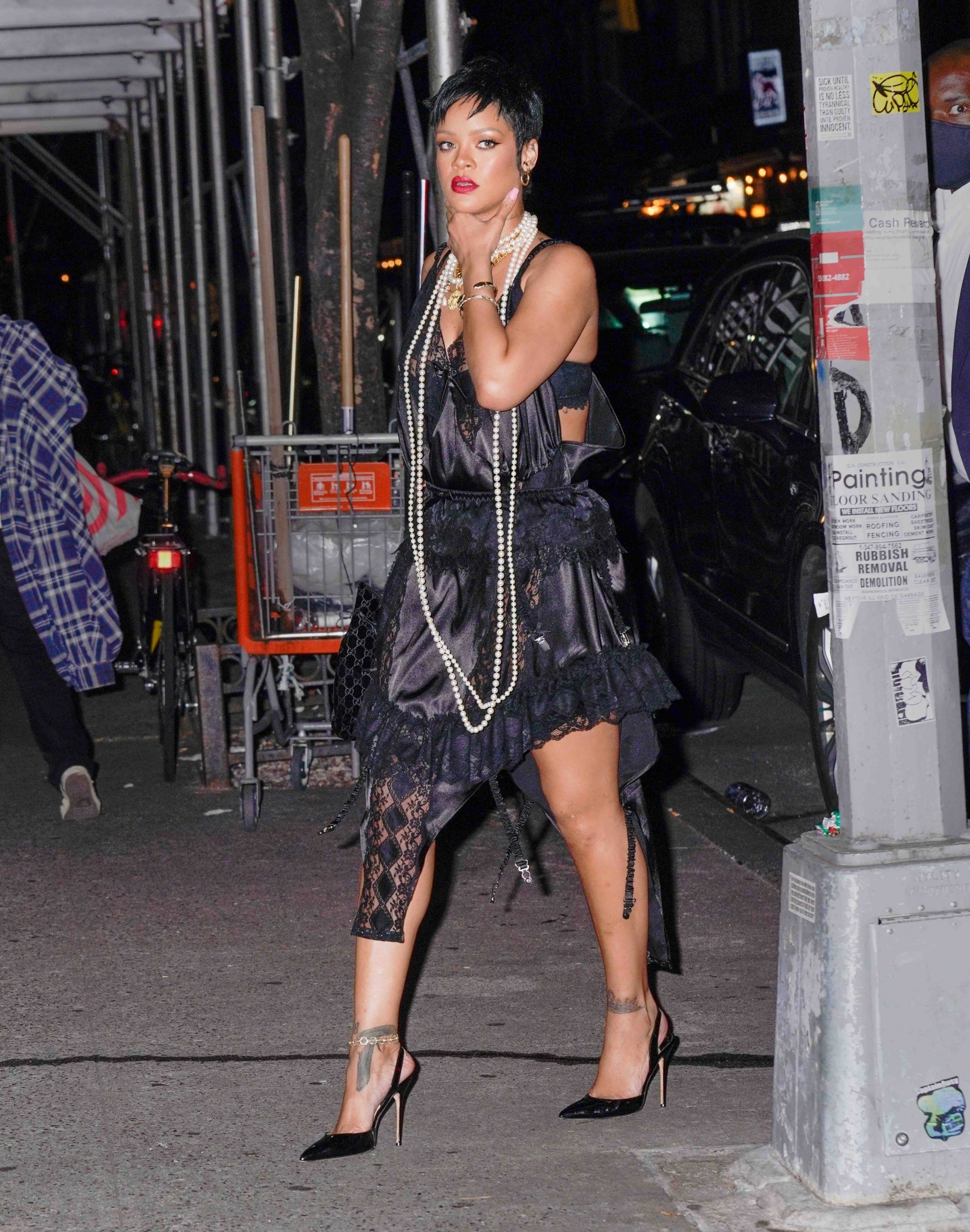 Nữ ca sĩ xuất hiện trên đường phố New York với một bộ đồ ngủ đầy sexy.